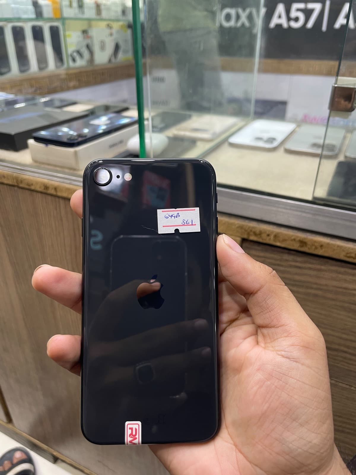 Apple iPhone SE (2022) 64GB in Midnight — photo 2