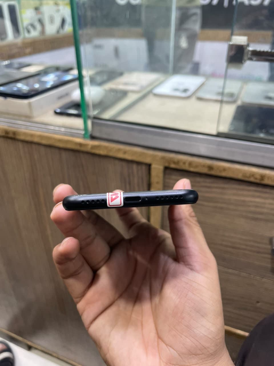 Apple iPhone SE (2022) 64GB in Midnight — photo 3