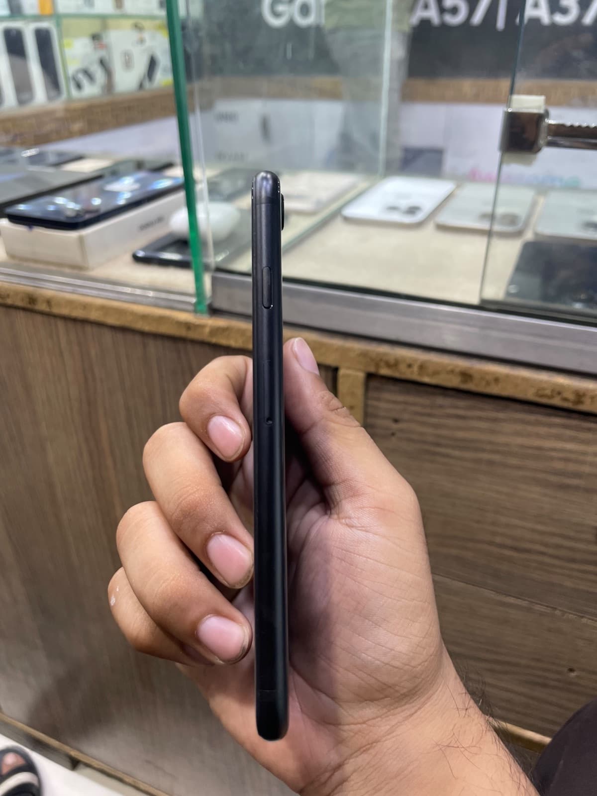Apple iPhone SE (2022) 64GB in Midnight — photo 4