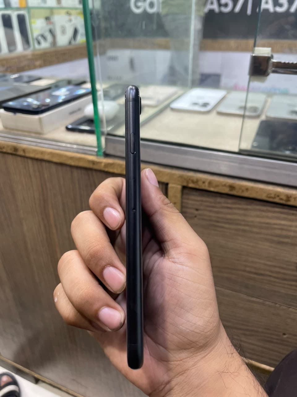Apple iPhone SE (2022) 64GB in Midnight — photo 5