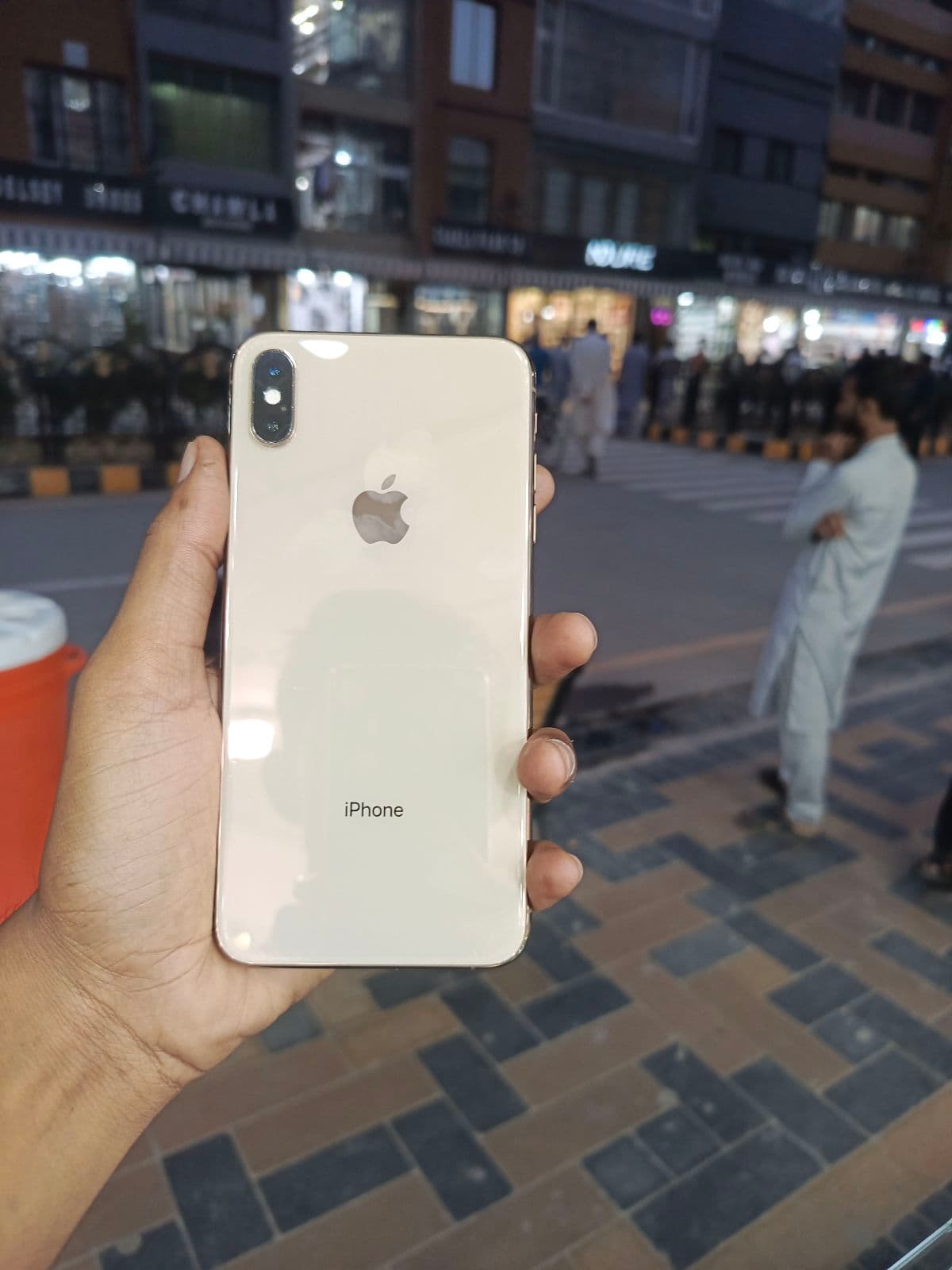 iPhone XS Max · 64GB