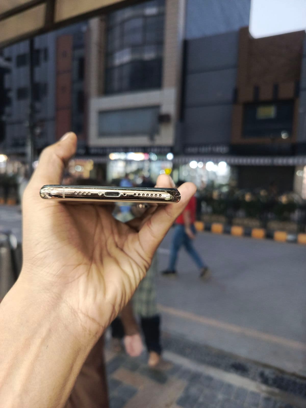 Apple iPhone XS Max 64GB in Gold — photo 3
