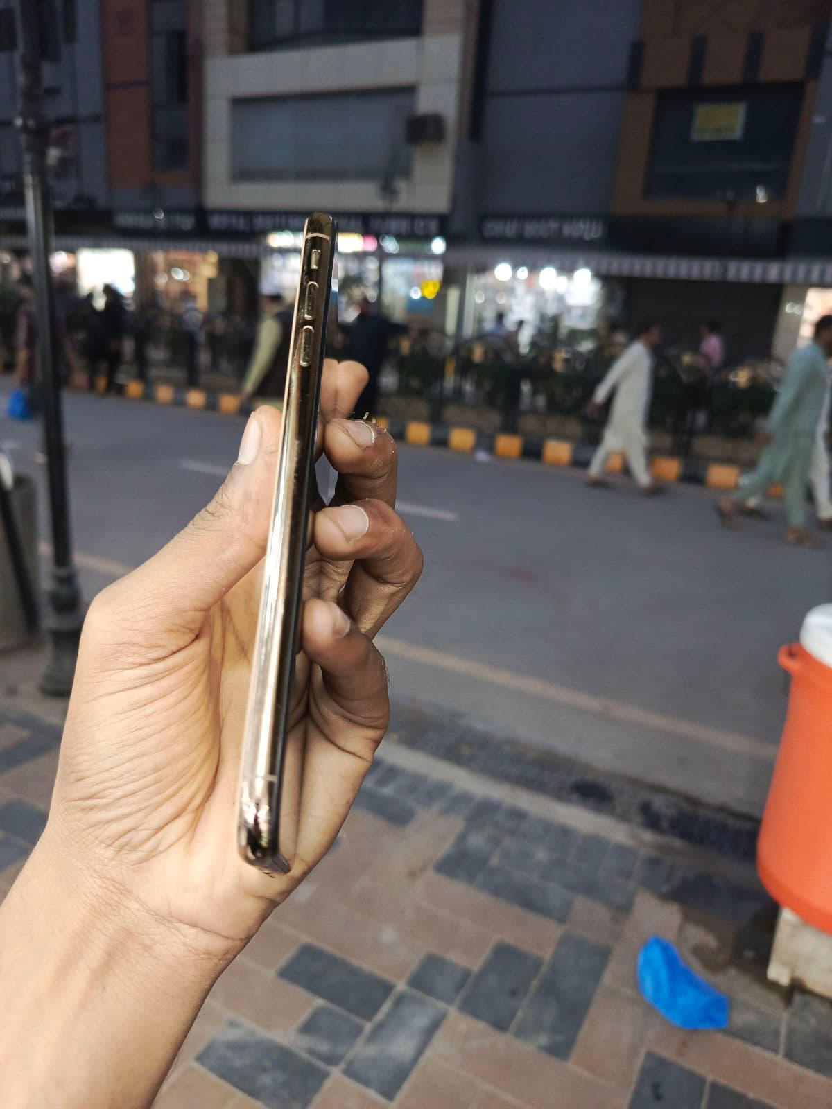 Apple iPhone XS Max 64GB in Gold — photo 4