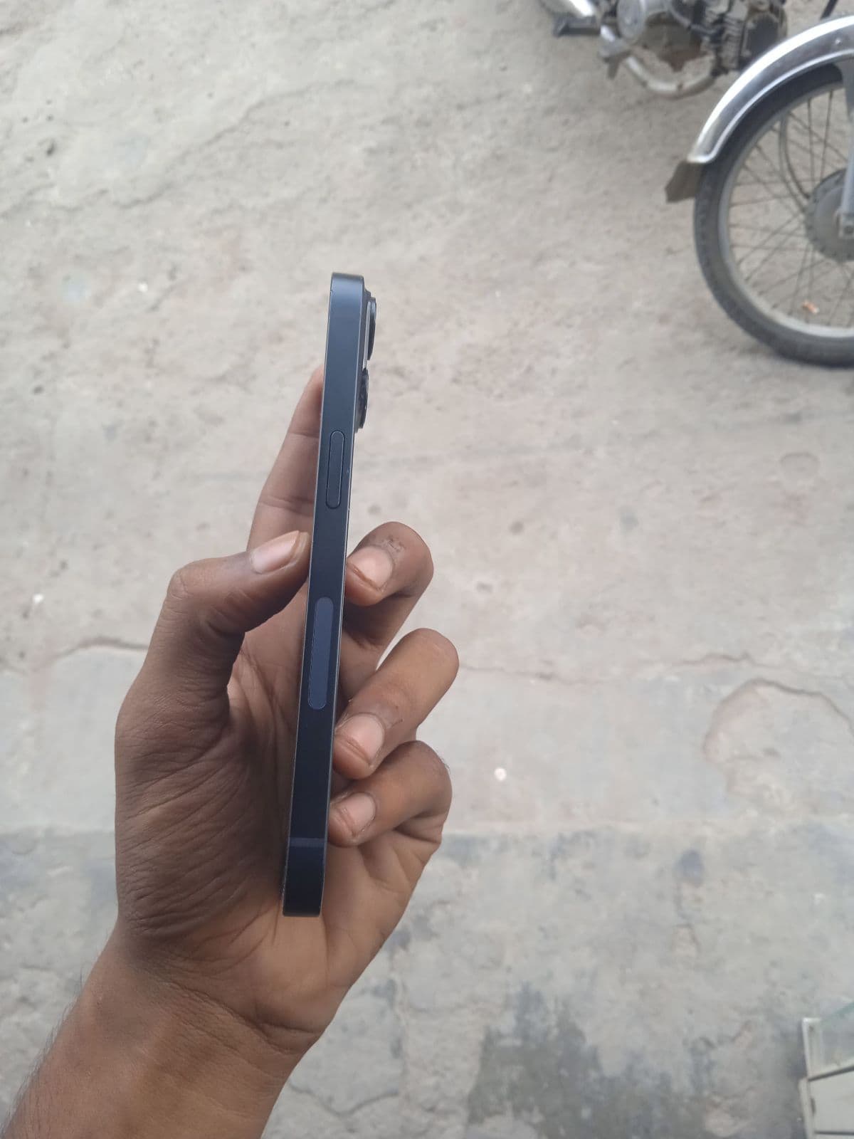 Apple iPhone 14 128GB in Midnight — photo 5