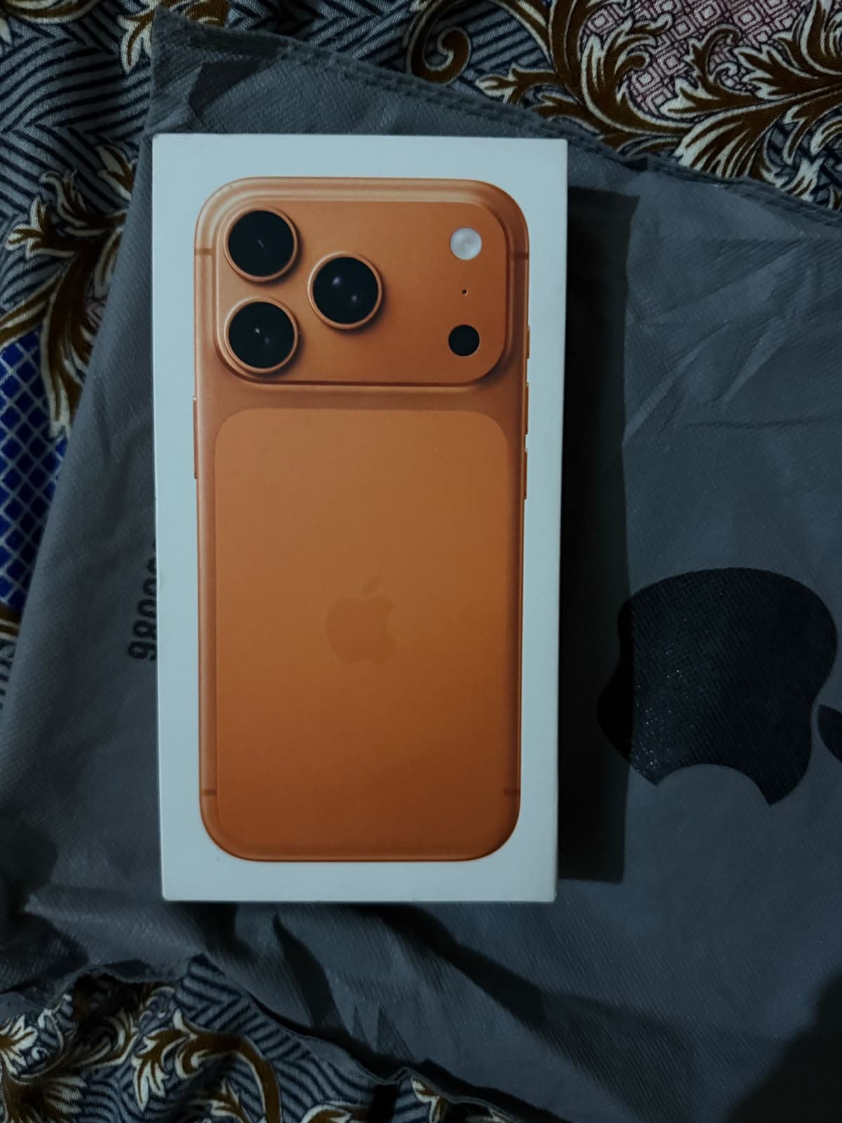 Apple iPhone 17 Pro 256GB in Cosmic Orange — photo 3