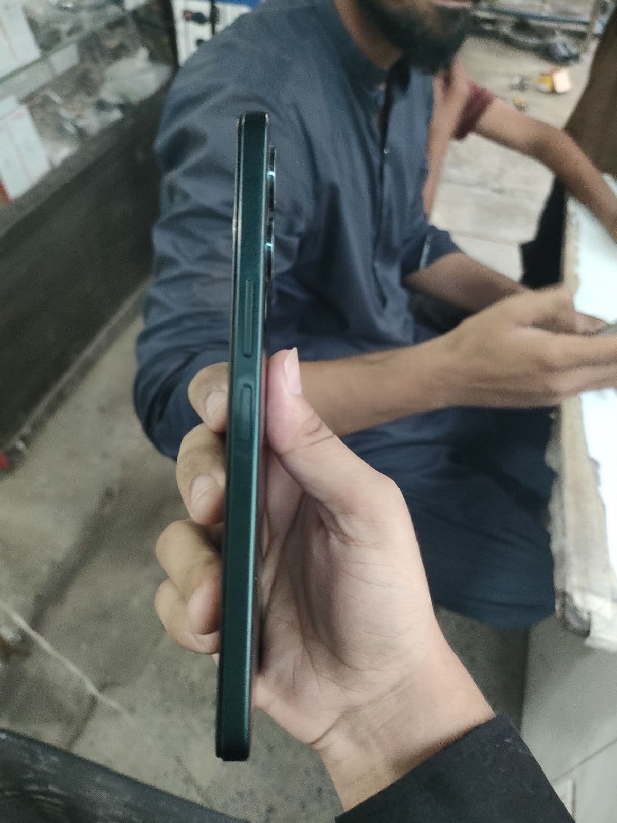 Vivo Y04 4GB / 128GB in Titanium Gold — photo 2