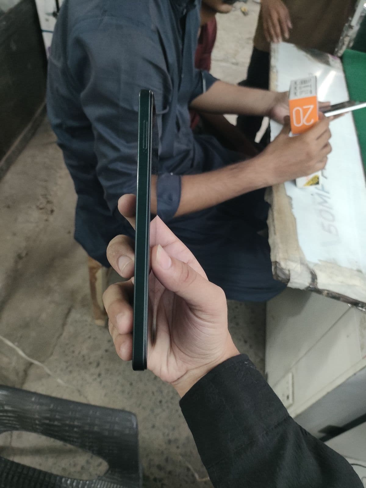Vivo Y04 4GB / 128GB in Titanium Gold — photo 3