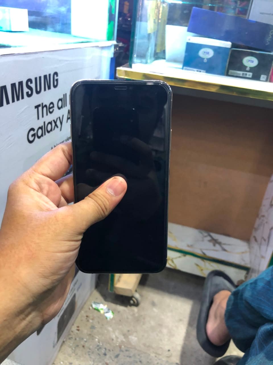 Apple iPhone 11 Pro Max 256GB in Gold — photo 2