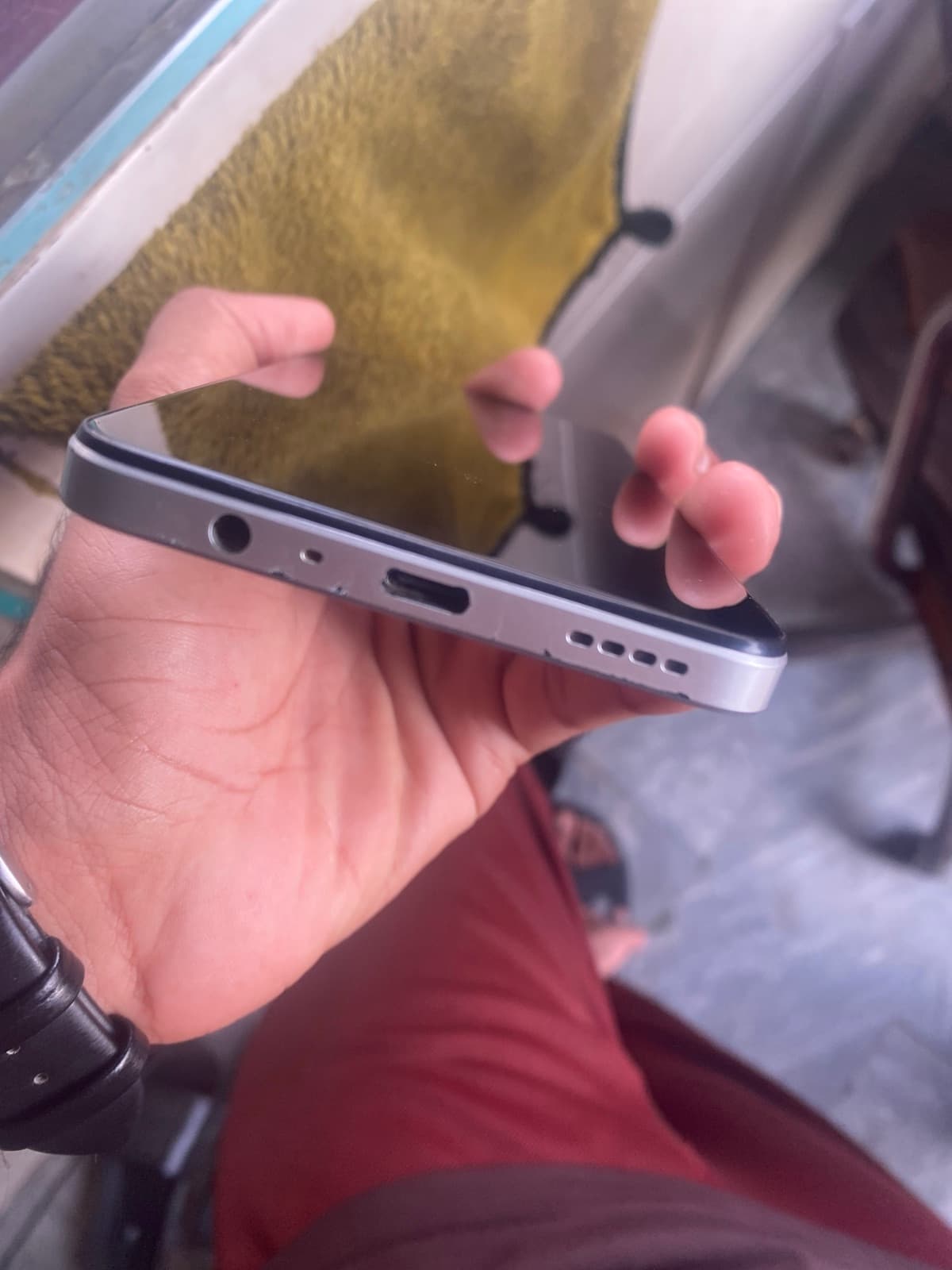 Realme C71 6GB / 128GB in White Swan — photo 3