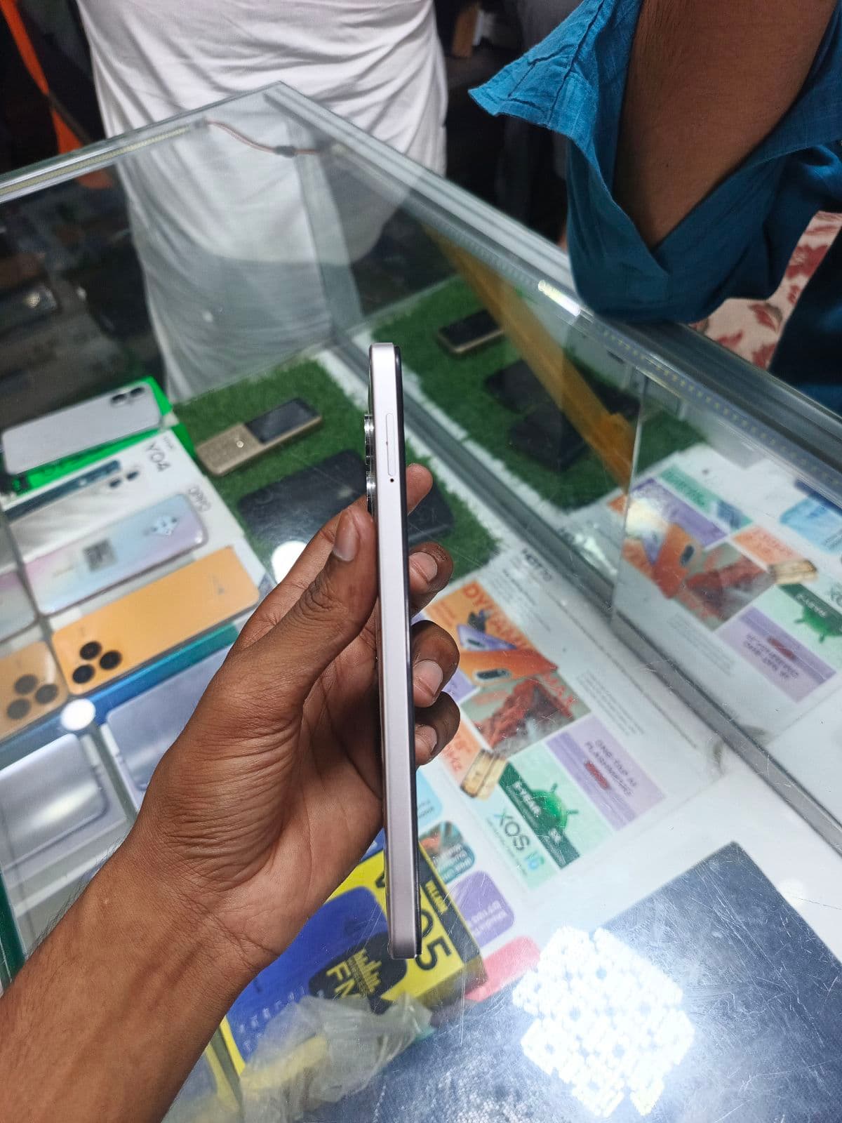 Vivo Y04 4GB / 128GB in Titanium Gold — photo 3