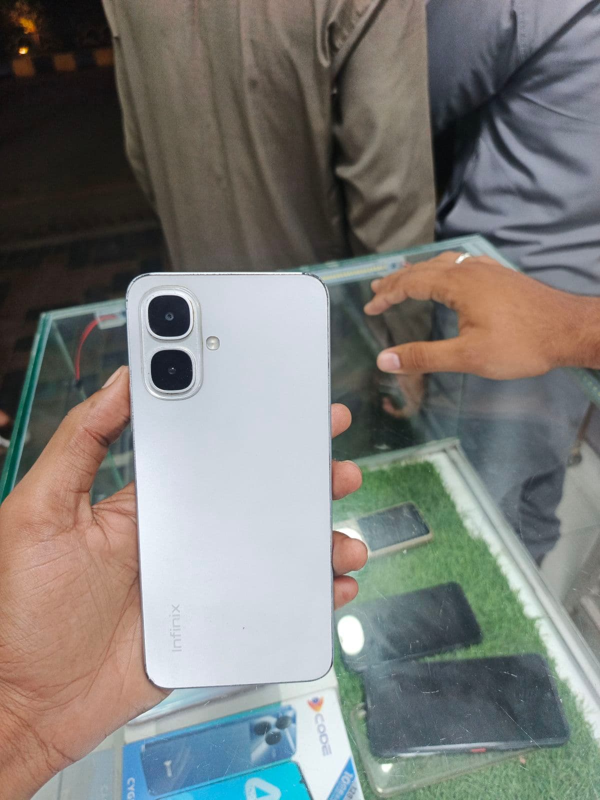 Infinix Smart 10 · 4GB / 64GB