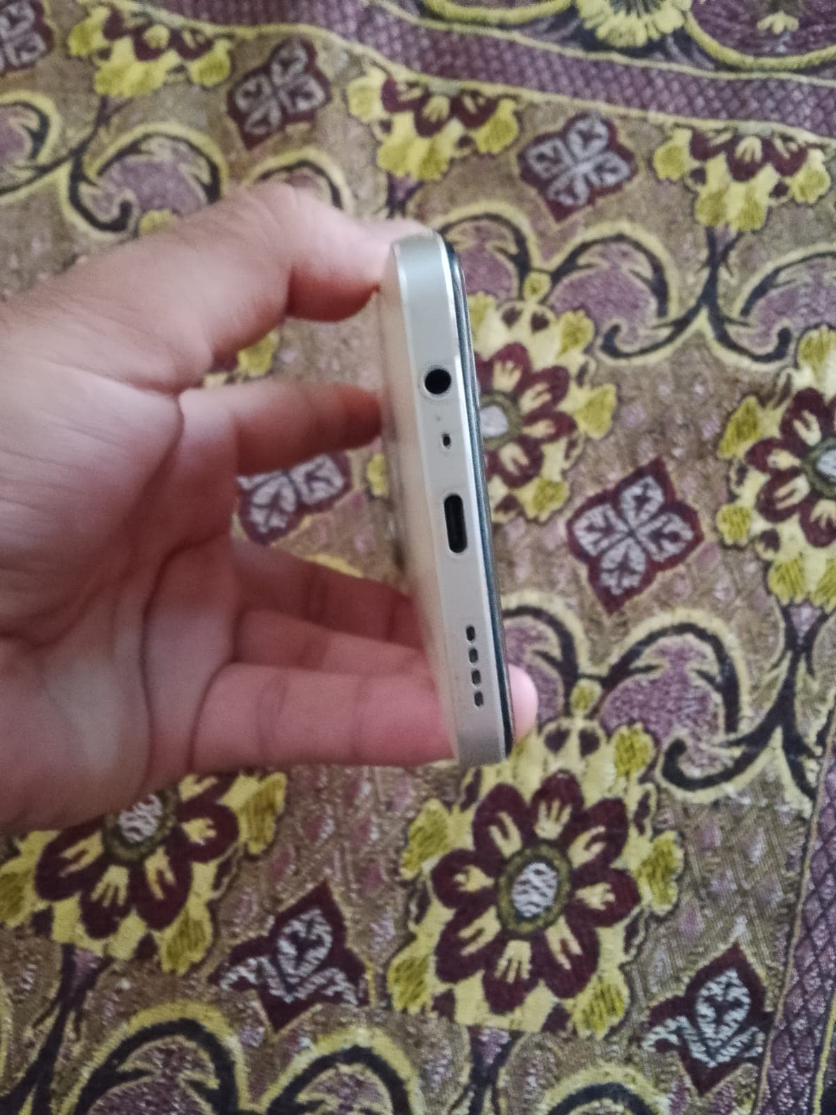Realme Note 70 6GB / 128GB in Beach Gold — photo 4