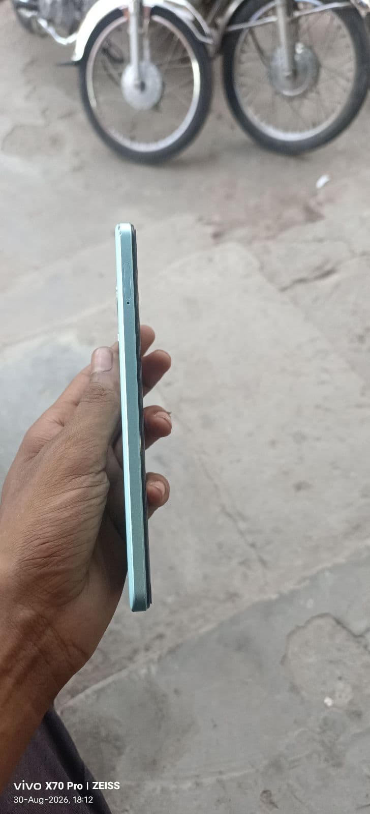 Oppo A58 8GB / 128GB in Dazzling Green — photo 3