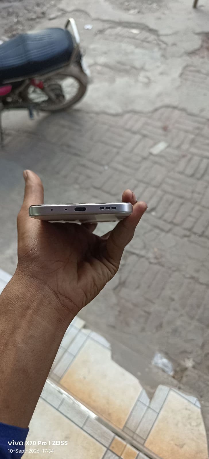 Oppo A6 8GB / 128GB in Aurora Gold — photo 4