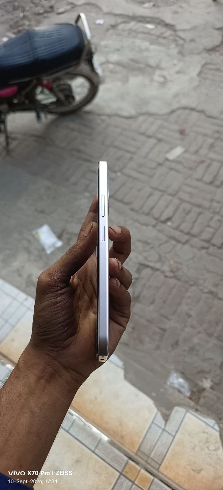 Oppo A6 8GB / 128GB in Aurora Gold — photo 5