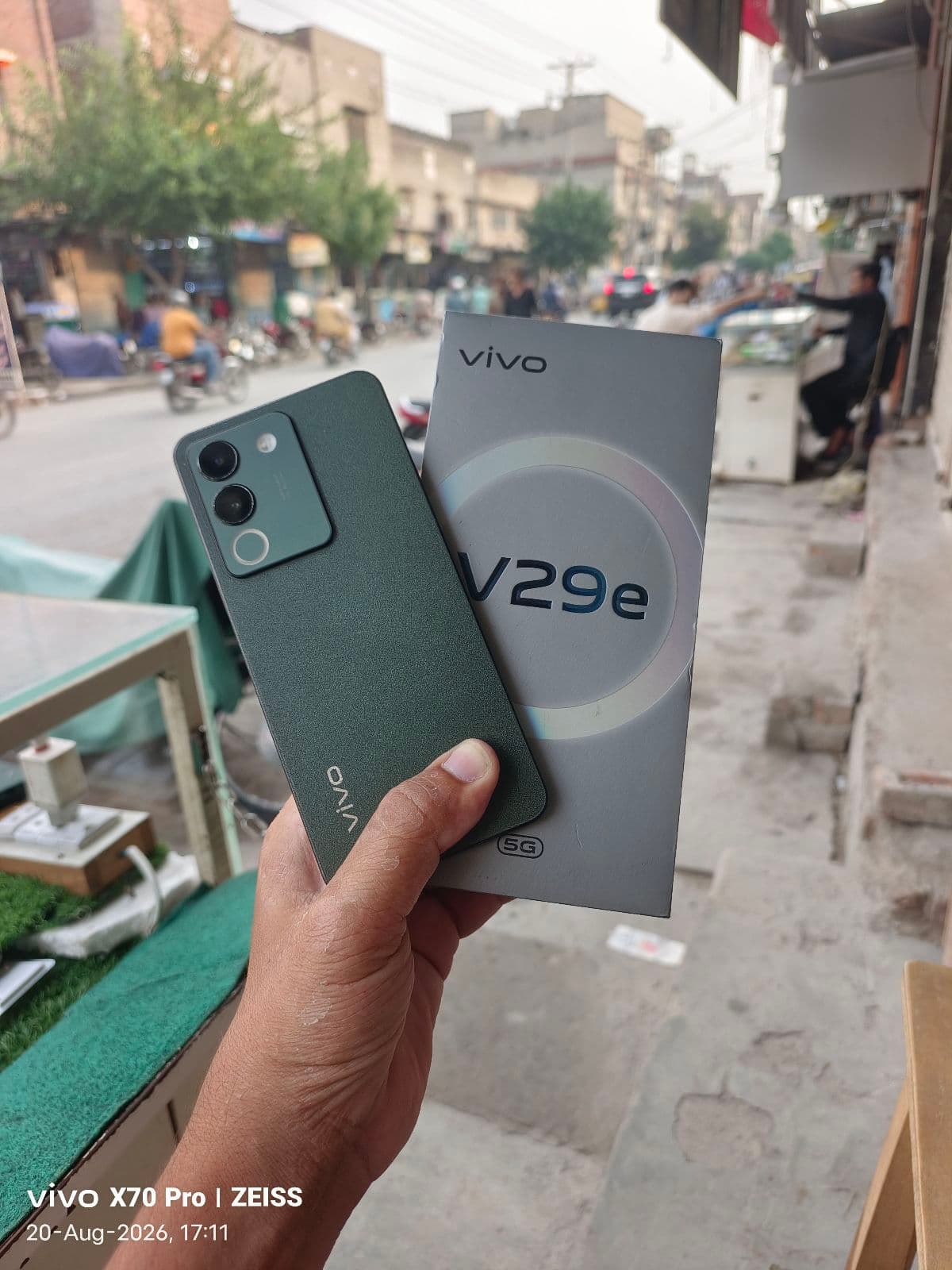 Vivo V29e 8GB / 256GB in Forest Black — photo 4