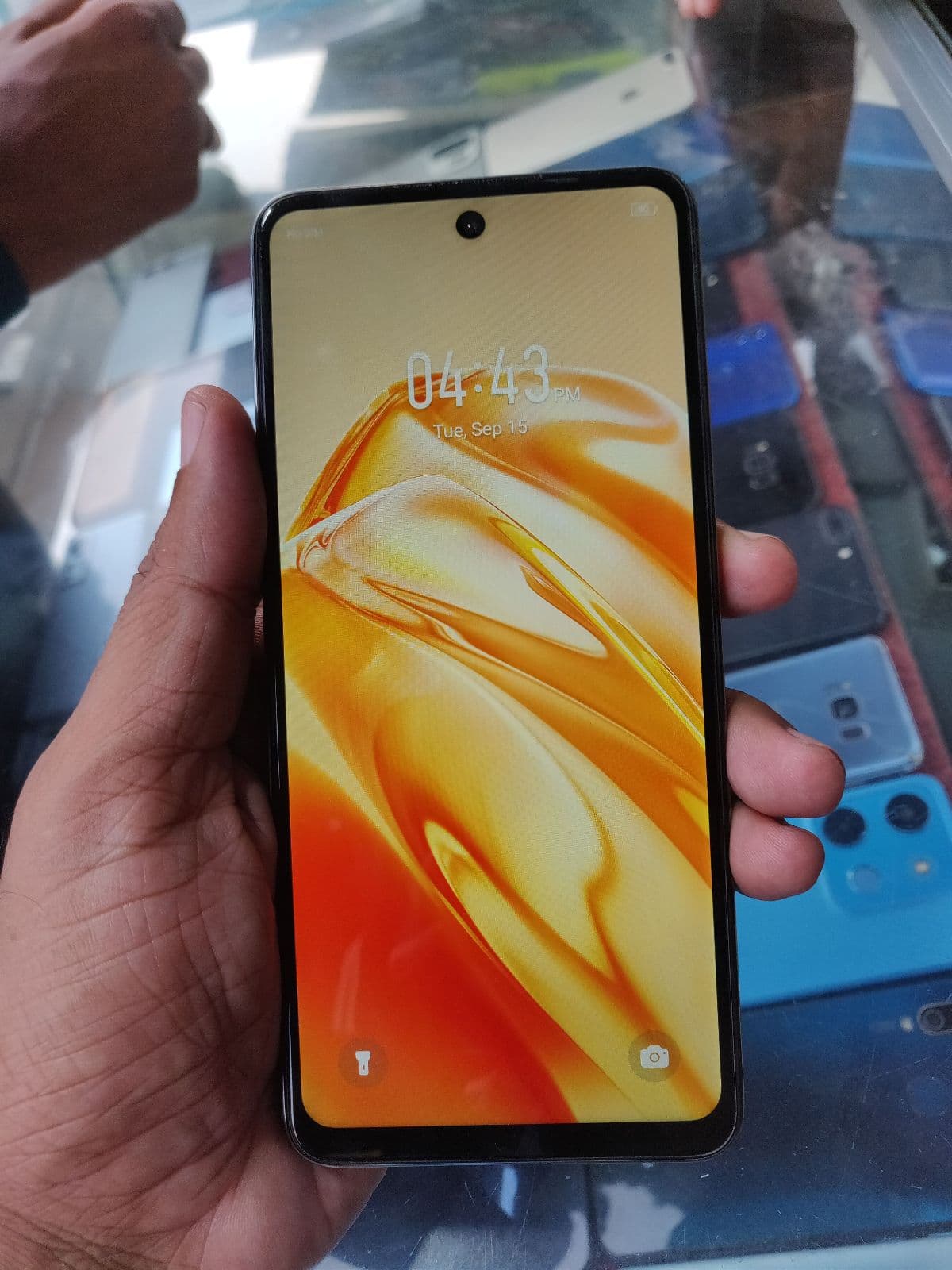 Infinix Hot 40i 8GB / 128GB in Horizon Gold — photo 3