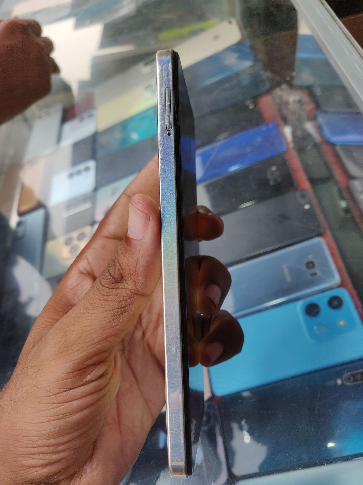 Infinix Hot 40i 8GB / 128GB in Horizon Gold — photo 4