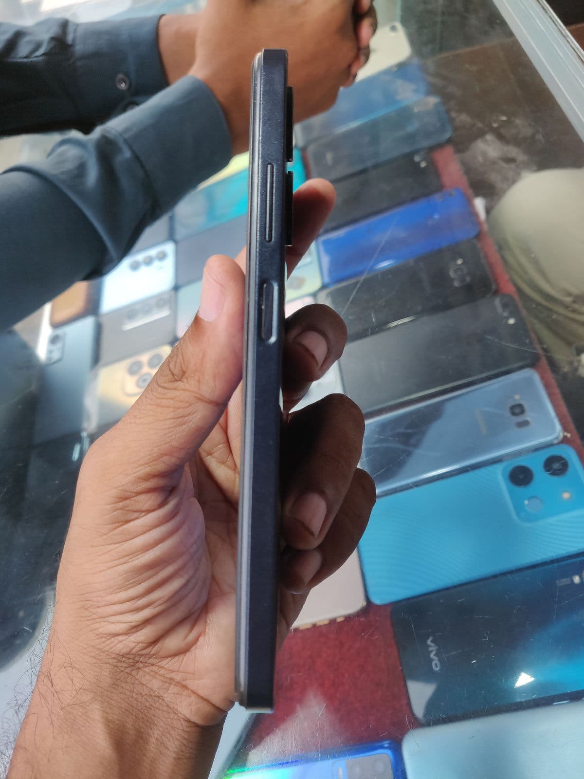 Infinix Hot 30i 4GB / 128GB in Mirror Black — photo 2