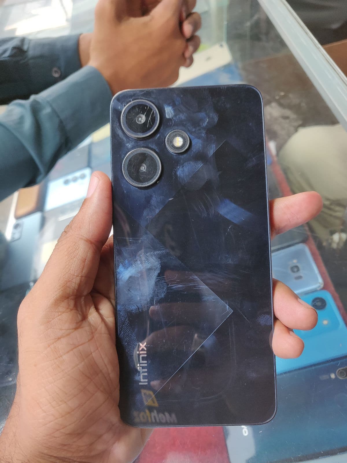 Infinix Hot 30i 4GB / 128GB in Mirror Black — photo 1