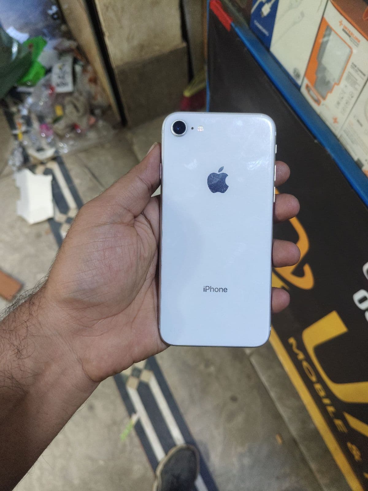 iPhone 8 · 64GB