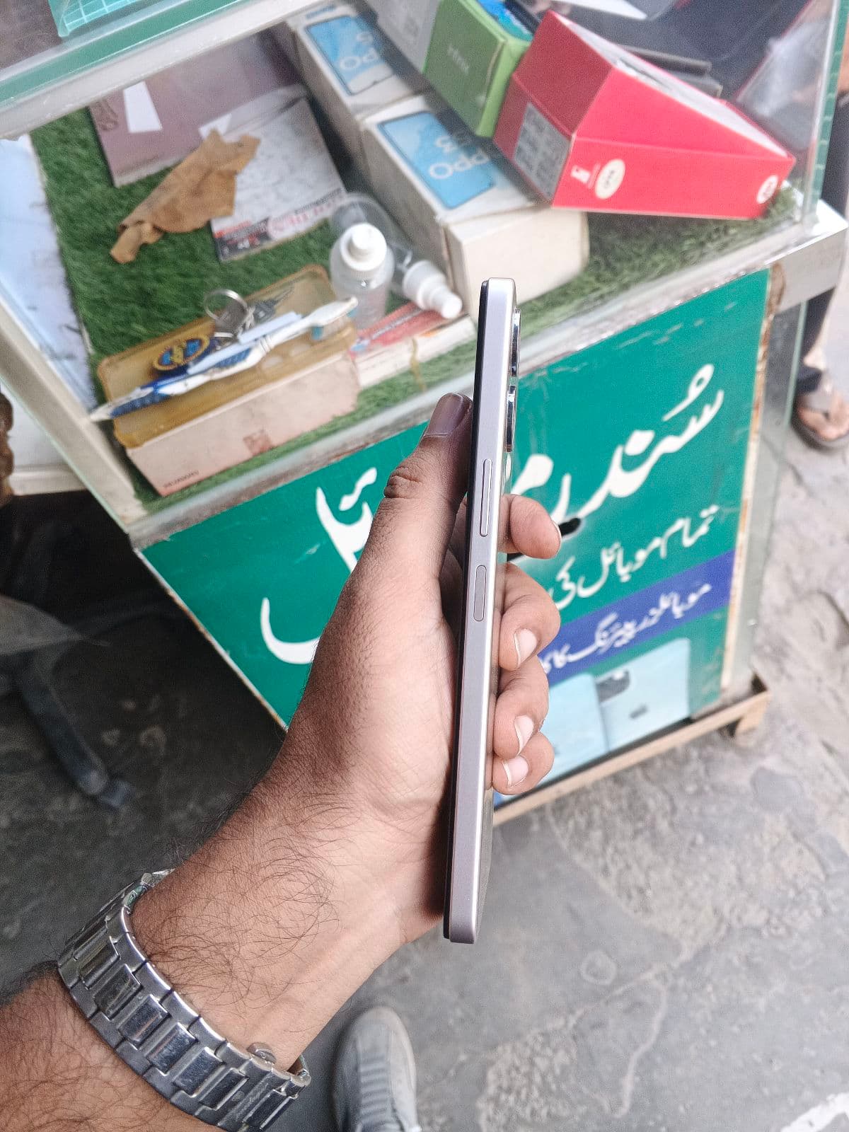 Vivo Y04 4GB / 128GB in Titanium Gold — photo 4