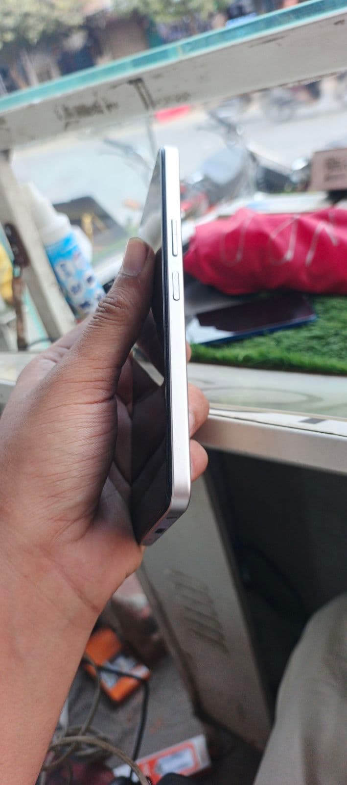 Vivo Y04 4GB / 128GB in Titanium Gold — photo 2