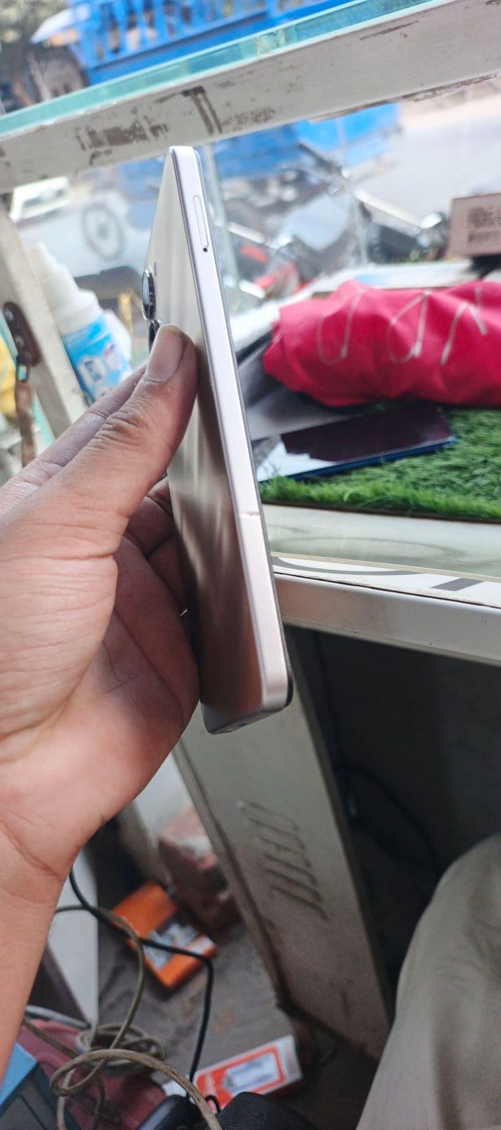 Vivo Y04 4GB / 128GB in Titanium Gold — photo 3
