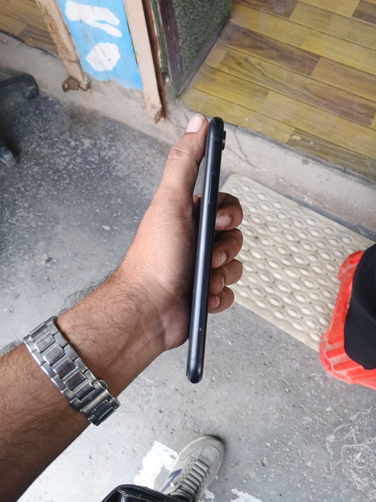 Apple iPhone XR 64GB in Black — photo 4