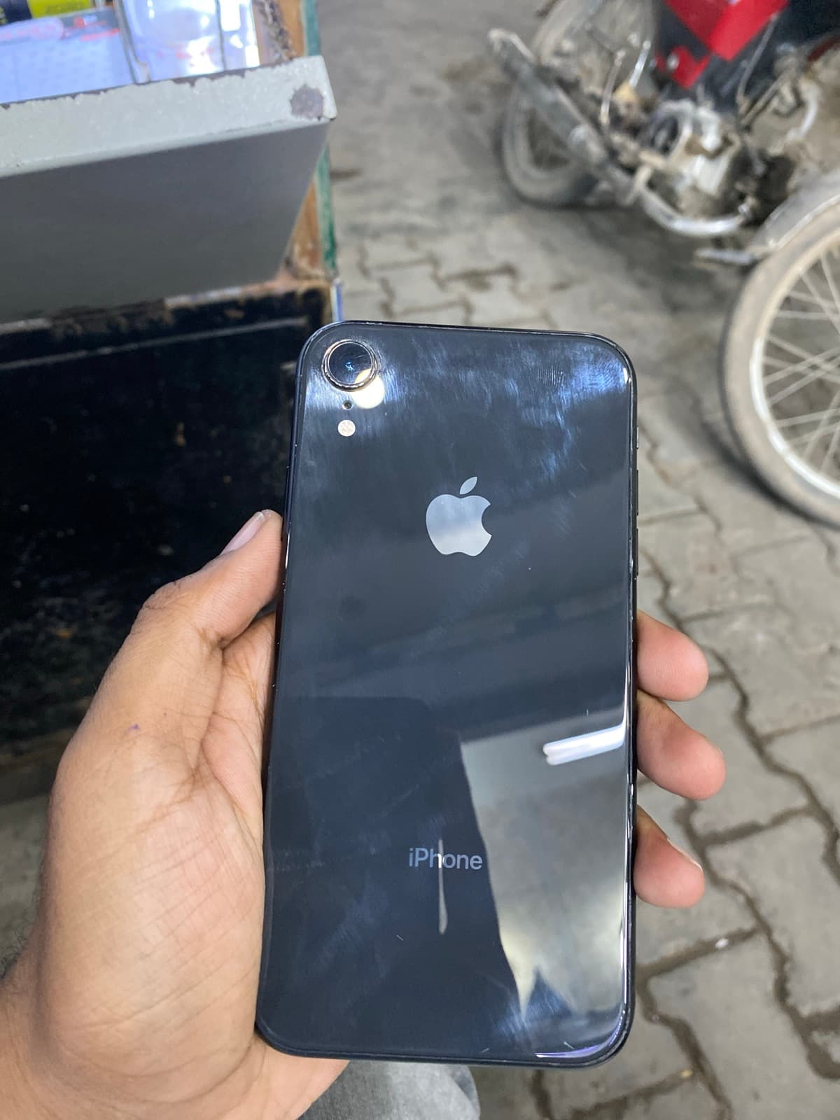 iPhone XR · 64GB
