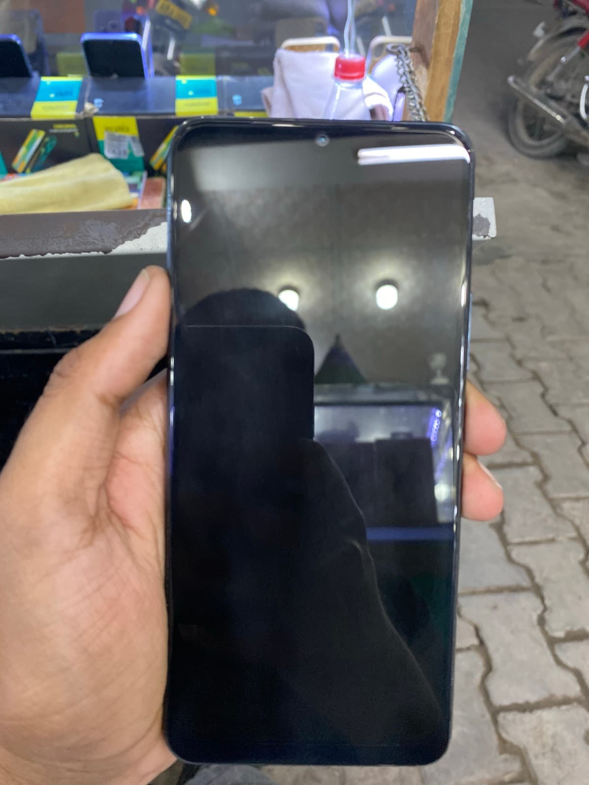 Vivo V21e 8GB / 128GB in Roman Black — photo 2