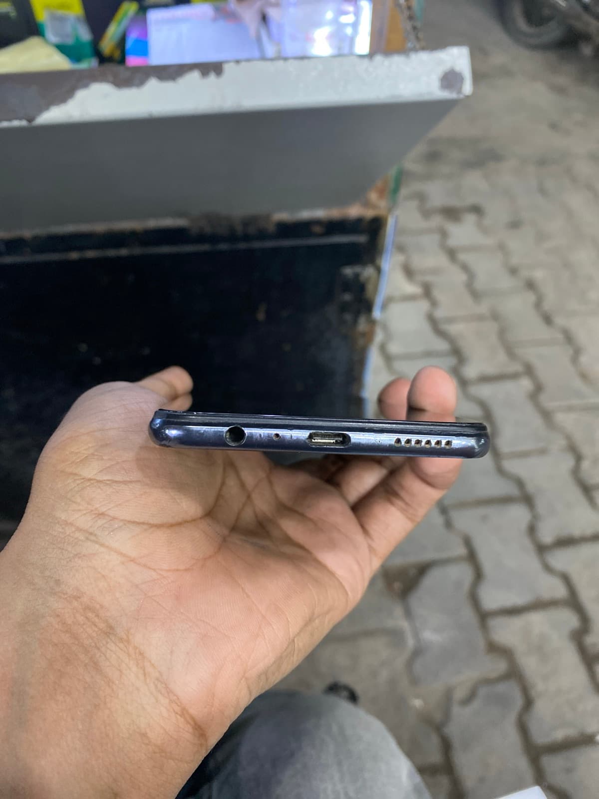 Vivo V21e 8GB / 128GB in Roman Black — photo 3
