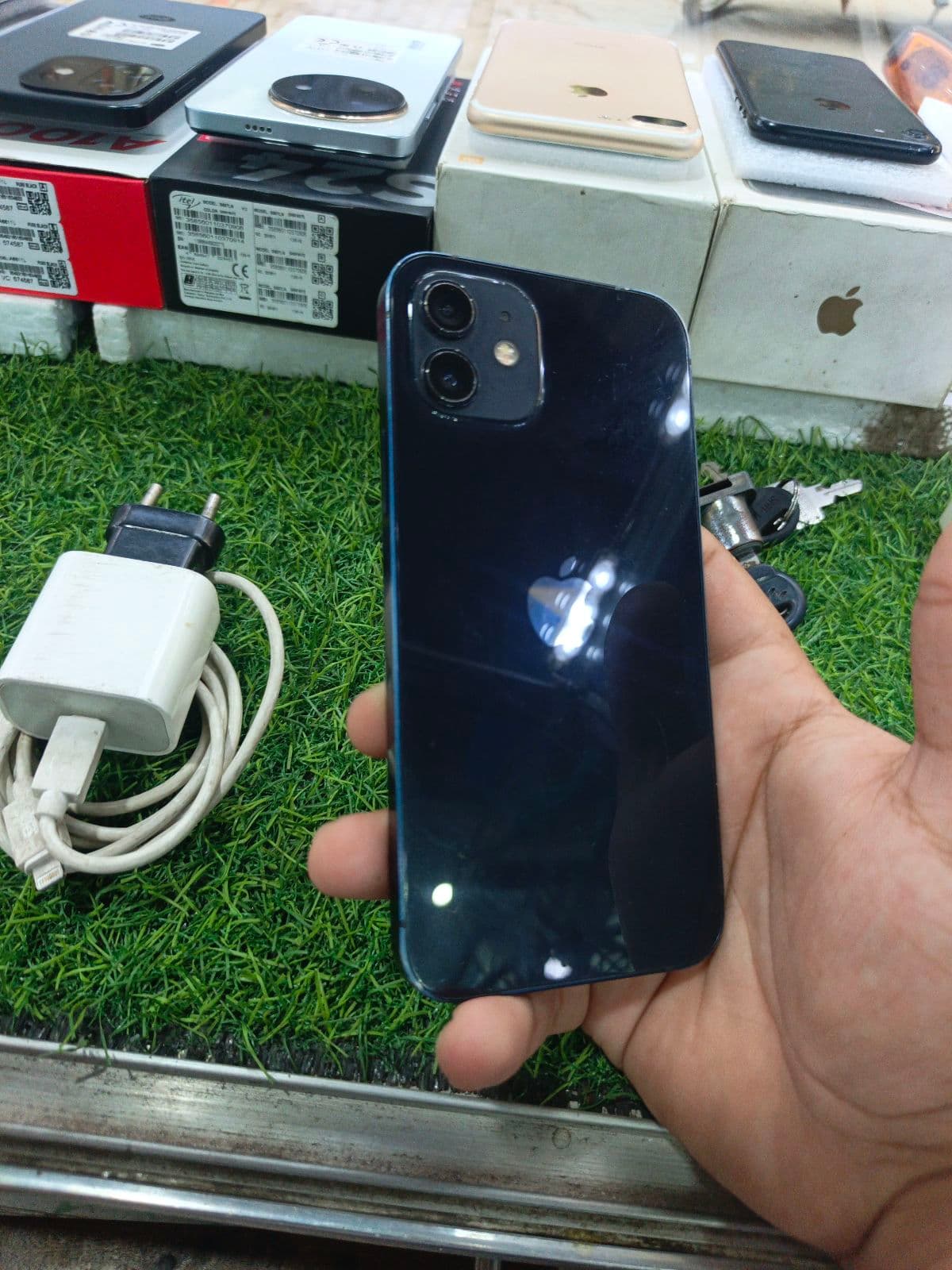Apple iPhone 12 64GB in Black — photo 2