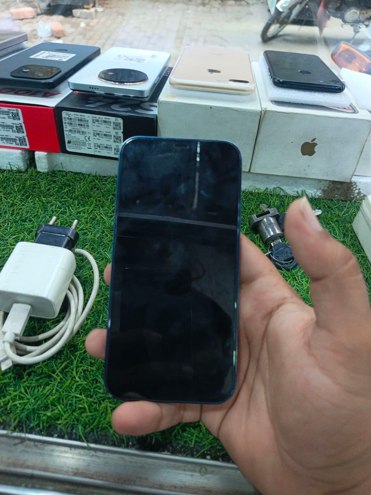 Apple iPhone 12 64GB in Black — photo 3