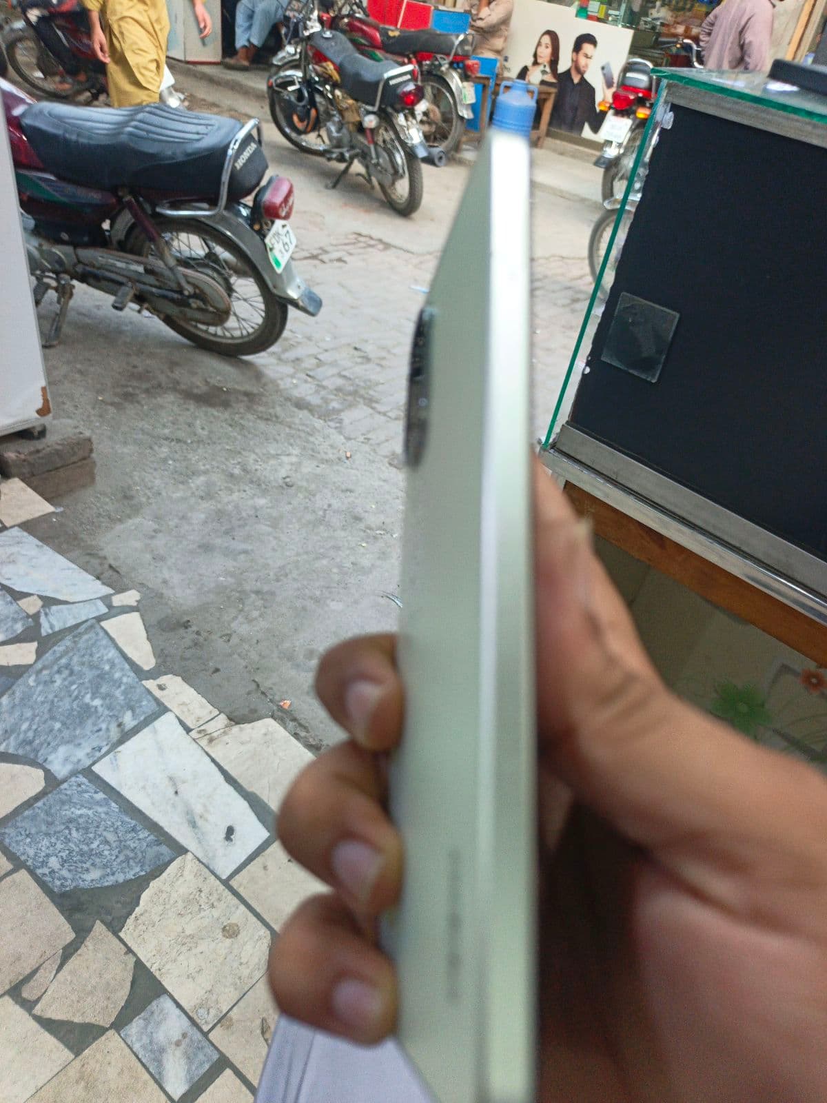 Oppo A38 6GB / 128GB in Glowing Gold — photo 2