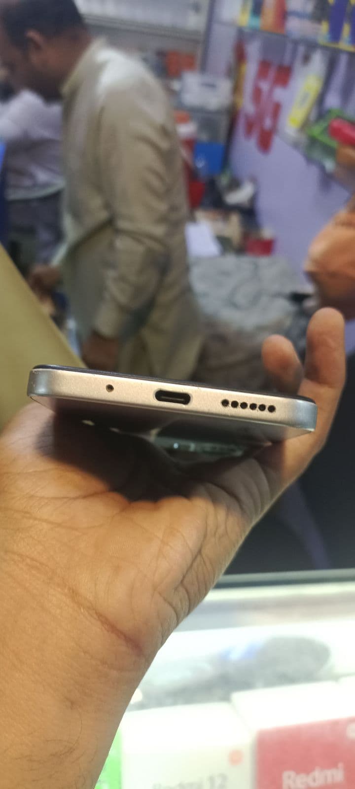 Xiaomi Redmi 12 4GB / 128GB in Moonstone Silver — photo 3