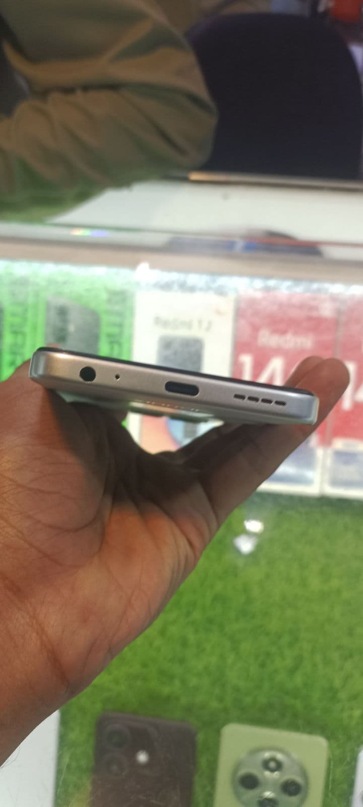 Infinix Smart 10 4GB / 128GB in Titanium Silver — photo 3