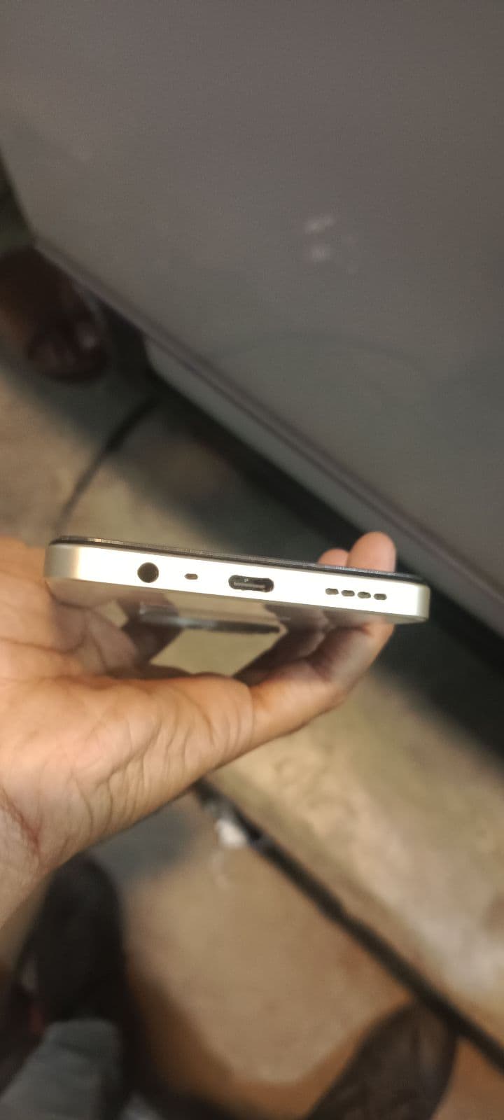 Realme C61 6GB / 128GB in Sparkle Gold — photo 3