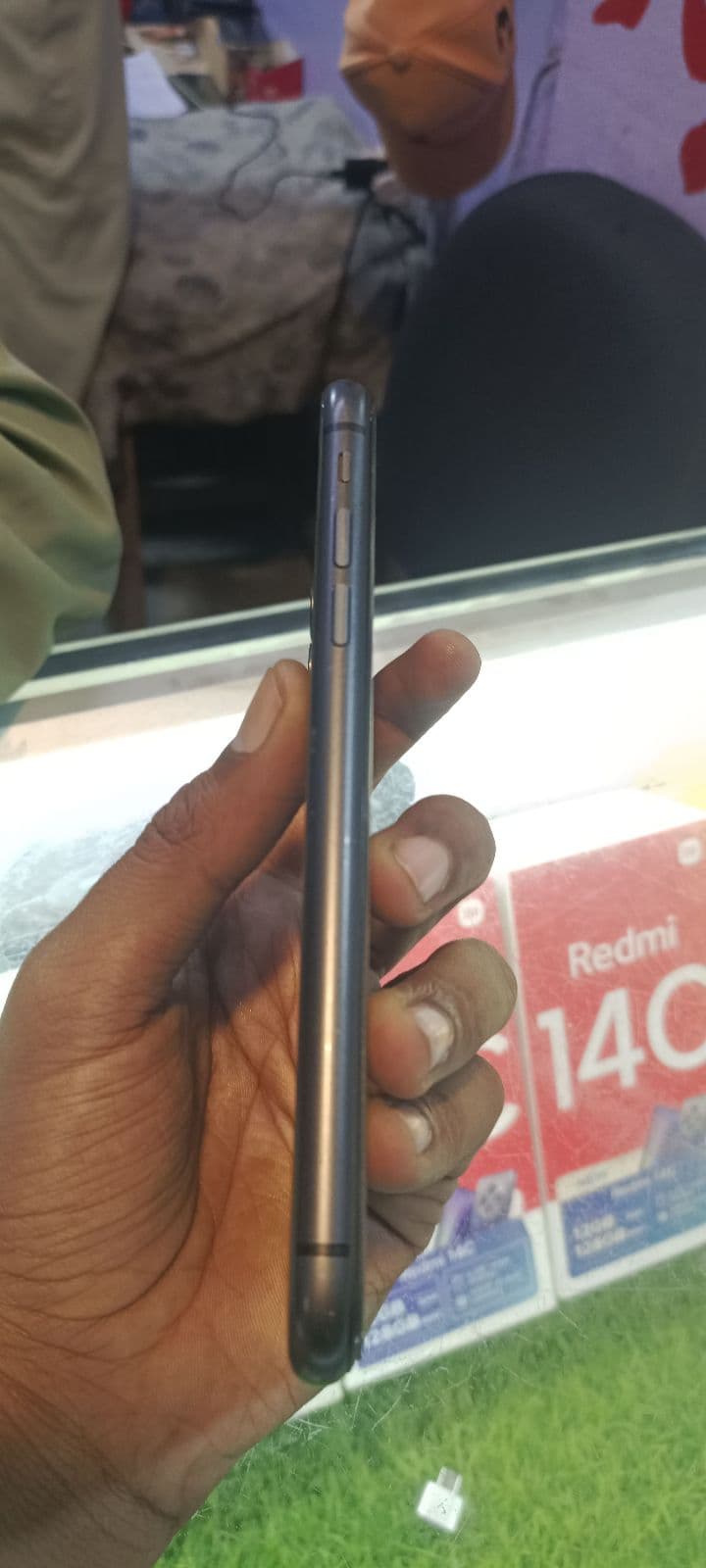 Apple iPhone 11 64GB in Black — photo 4