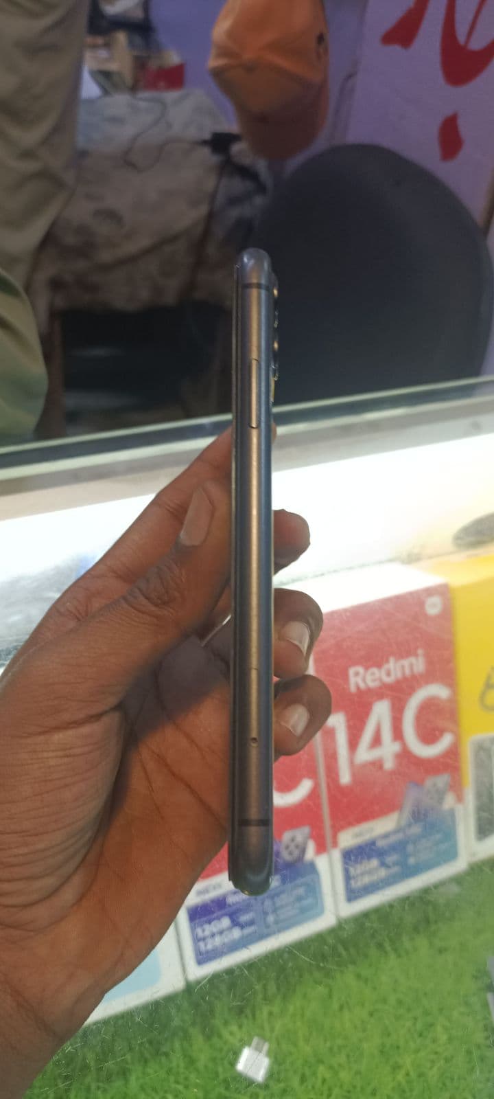 Apple iPhone 11 64GB in Black — photo 5