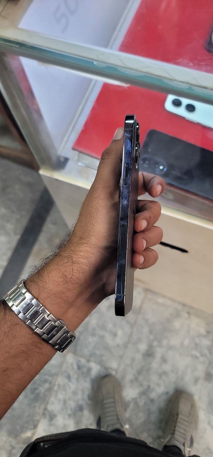 Apple iPhone 13 Pro Max 128GB in Graphite — photo 4