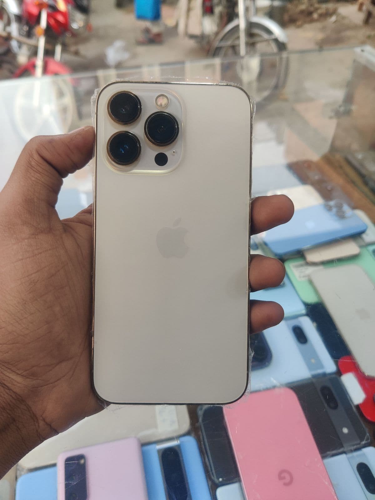 Apple iPhone 13 Pro 256GB in Gold — photo 1