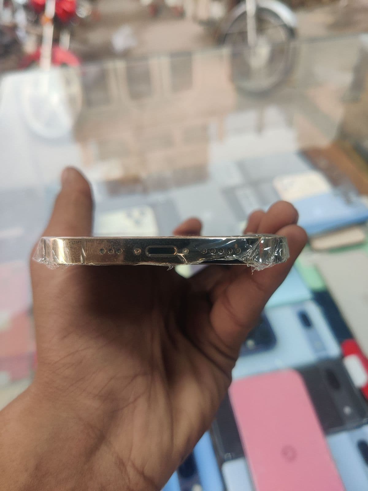 Apple iPhone 13 Pro 256GB in Gold — photo 3