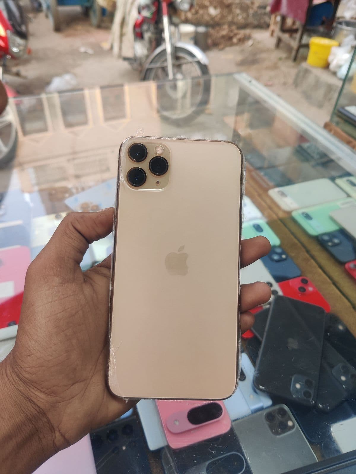 Apple iPhone 11 Pro Max 64GB in Gold — photo 1