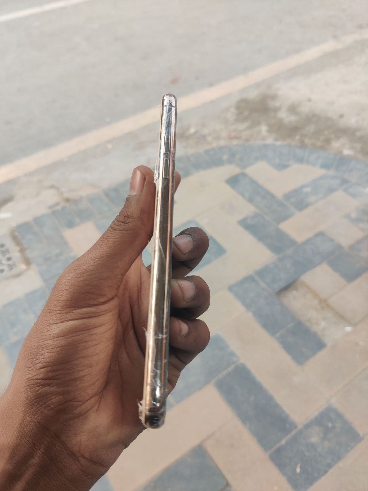 Apple iPhone 11 Pro Max 64GB in Gold — photo 4