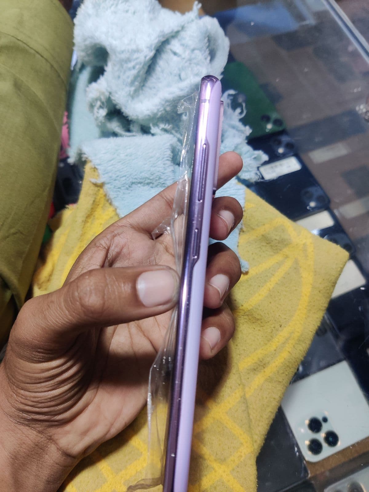 Samsung Galaxy S20 FE 8GB / 128GB in Cloud Lavender — photo 3