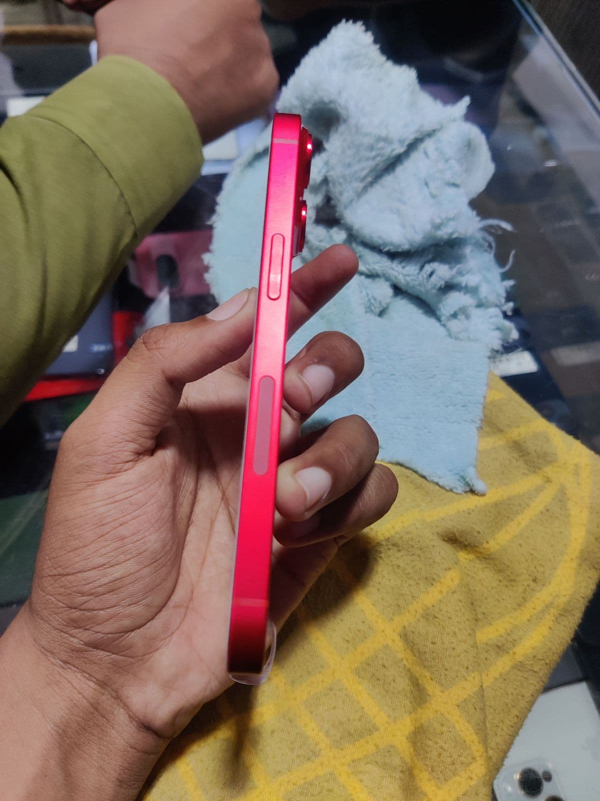 Apple iPhone 14 128GB in (PRODUCT)RED — photo 3