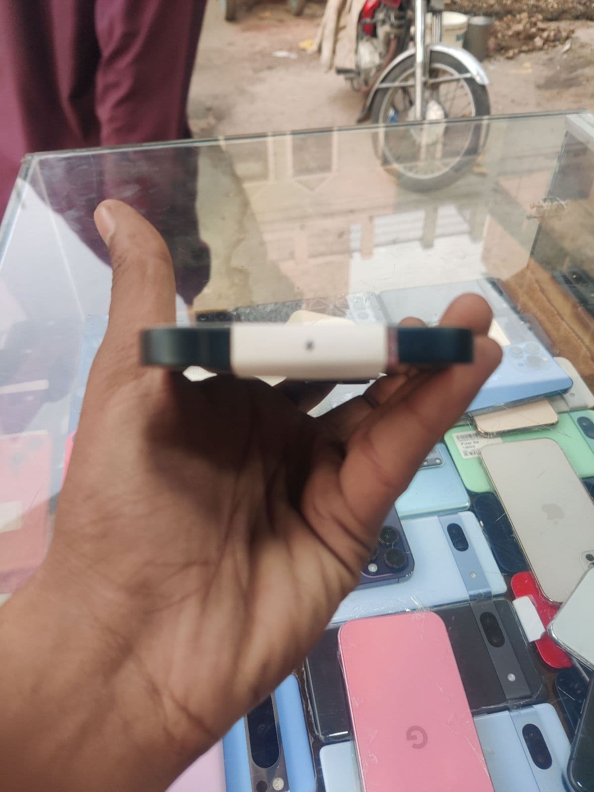 Apple iPhone 14 128GB in Midnight — photo 2