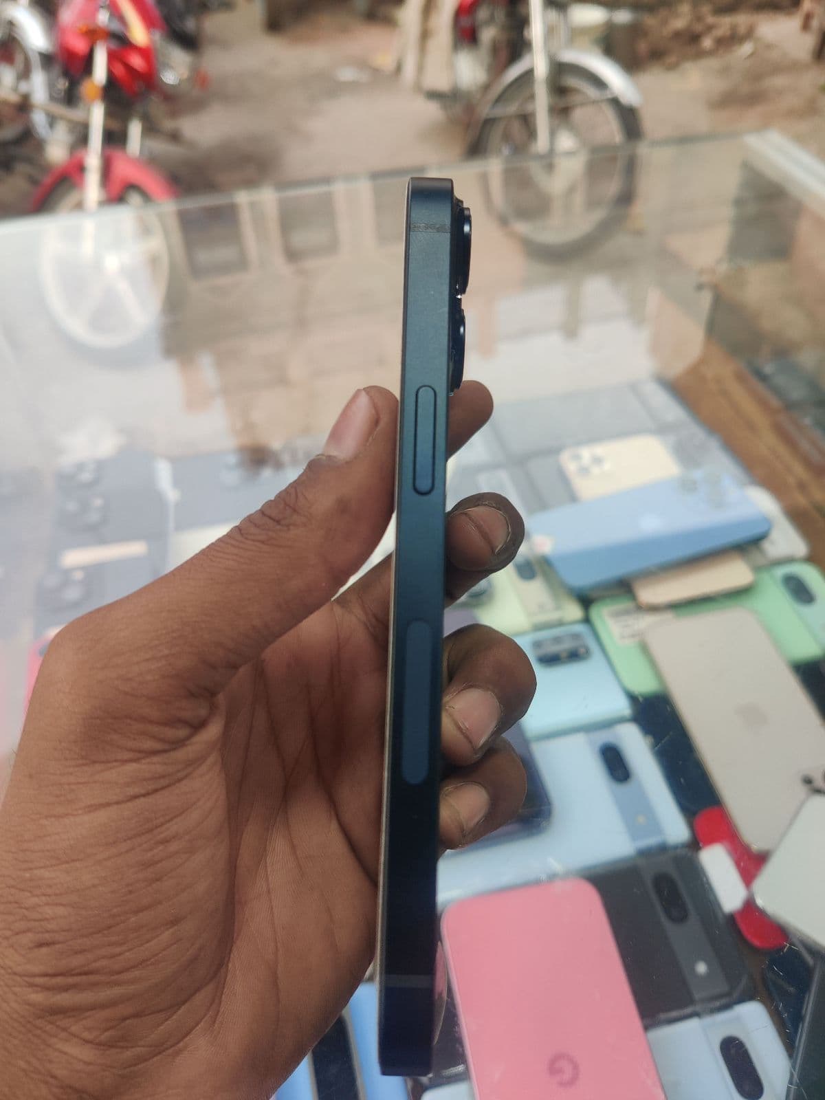 Apple iPhone 14 128GB in Midnight — photo 4