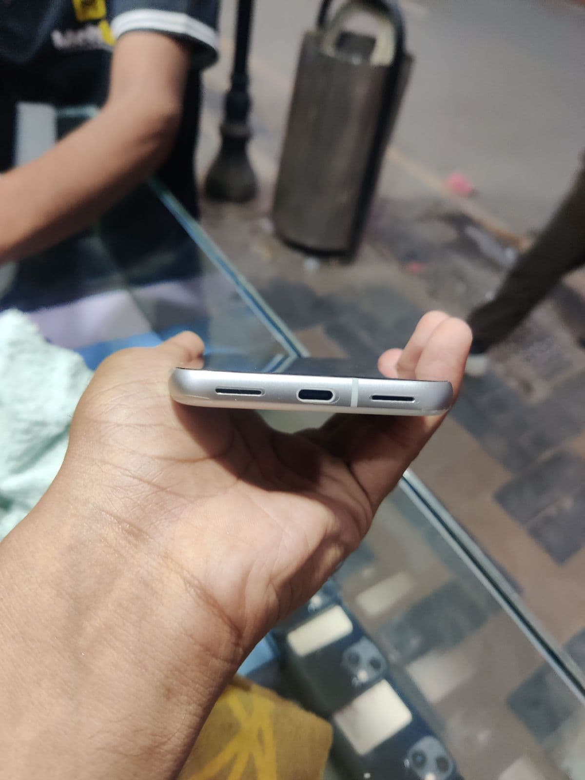 Google Pixel 8a 8GB / 128GB in Porcelain — photo 3